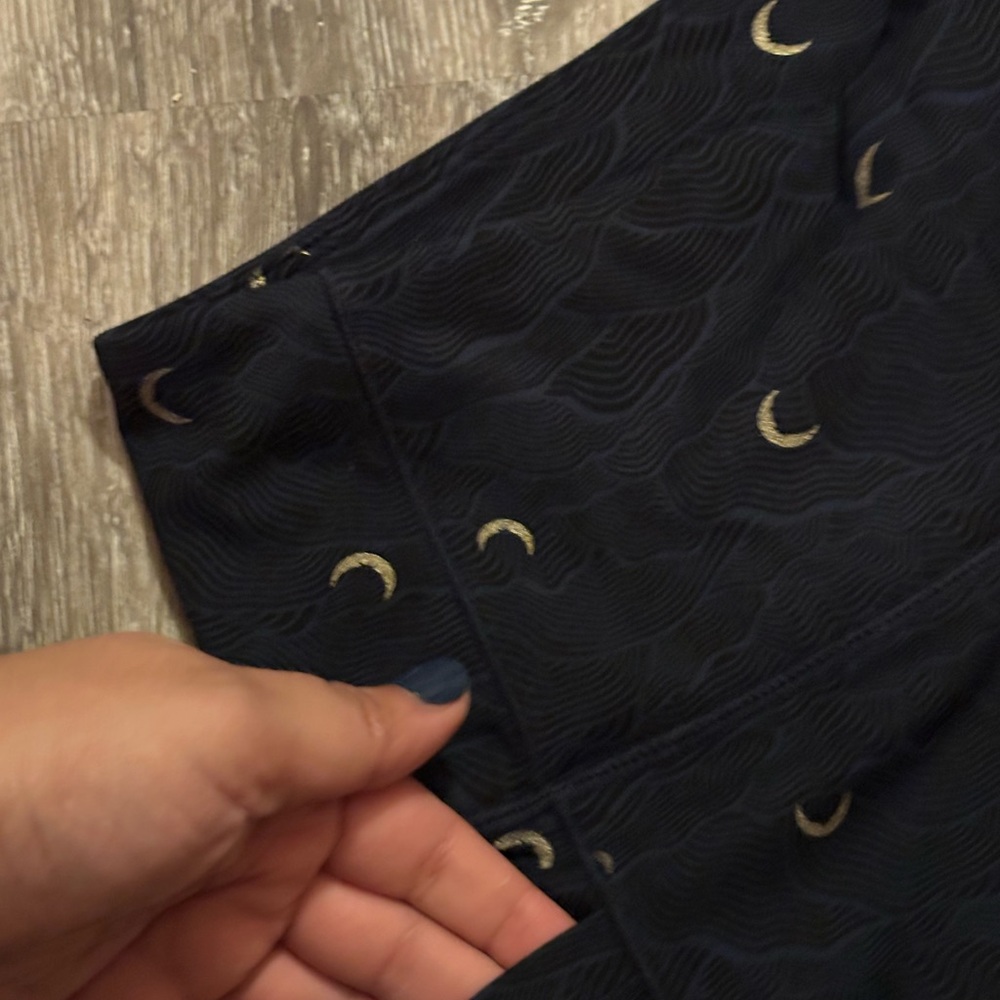 Zyia Terrace Pocket Luxe 7/8 Leggings - Navy with Moons - Picture 5 of 6
